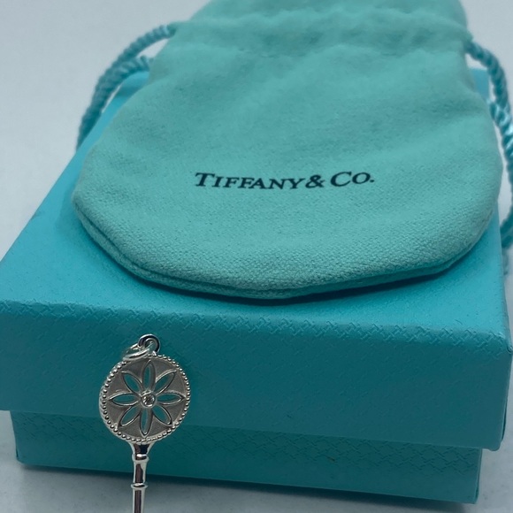 Tiffany & Co Small 1.5' In Diamond Daisy Pendant - Picture 6 of 7